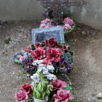 12-grabgestaltung-frankreich-grabbepflanzung-porzellanblumen