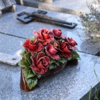 15-grabgestaltung-frankreich-grabbepflanzung-porzellanblumen
