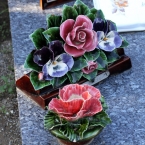 17-grabgestaltung-frankreich-grabbepflanzung-porzellanblumen