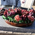 22-grabgestaltung-frankreich-grabbepflanzung-porzellanblumen
